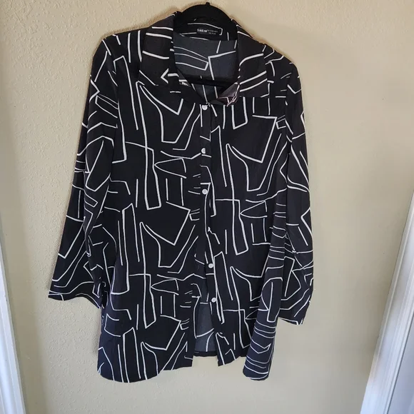 SHEIN Black and White Geometric Top - Picture 4 of 9